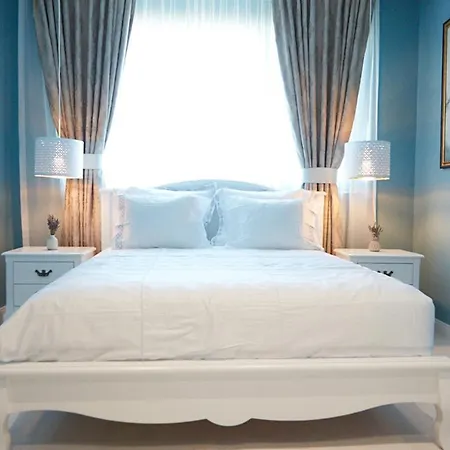 Amelie Apartment Mamaia
